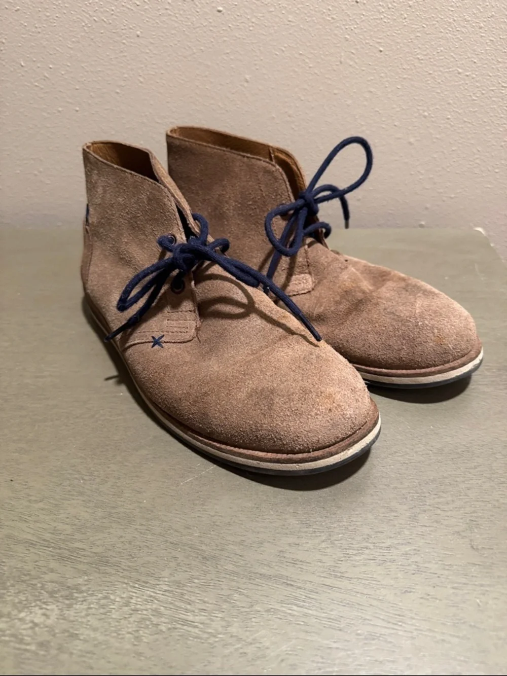 Hari Mari Men's Suede Chukka Boots in Taupe with Navy Laces size 9